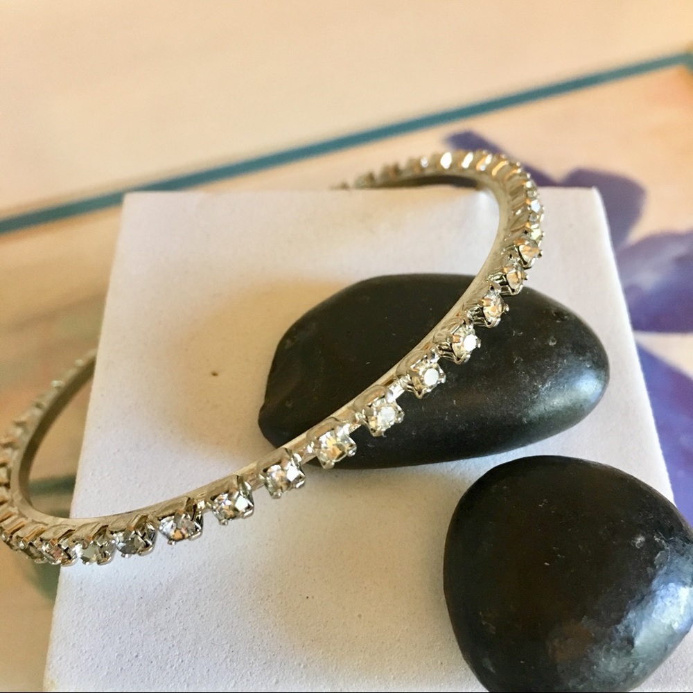 Fantastic vintage rhinestone bangle bracelet.